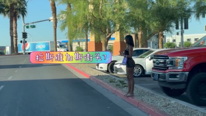 捷克街头-黑色盘发的飞机场眼镜娘学生